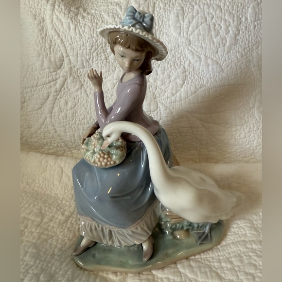 Lladro “Goose Trying to Eat” #5034, glossy porcelain; made in Spain - Picture 1 of 10